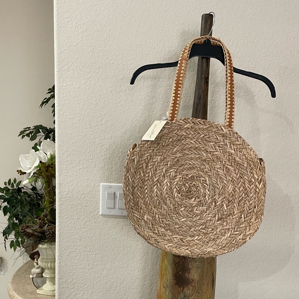 🔥 NWT~The VACATION TOTE Universal Treads Round Straw Tote Bag 1 Inside pocket - Picture 10 of 12